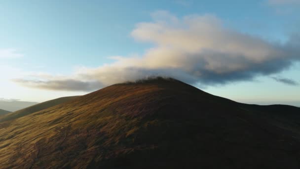 Εναέρια Πλάνα Του Όμορφου Βουνού Ένα Μεγάλο Σύννεφο Στην Κορυφή — Αρχείο Βίντεο