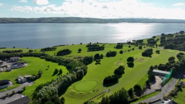 Flygdrönare Cinematic Beautiful Luxurious Lifestyle Costal Golf Course Nära Ocean — Stockvideo