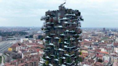 Modern ve çevre dostu gökdelenlerin balkonlarında bir sürü ağaç olan havadan görünüşü. Bosco Verticale. Mimarlık, dikey bahçeler, teraslar. Yeşil Gezegen Milan, İtalya, 01.2024. Yüksek