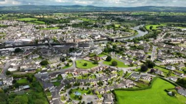 Havadan. Suir 'deki antik İrlanda şehri Carrick' in en iyi manzarası. Nehir kenarındaki küçük bir kasabanın panoraması. Şehir yukarıdan bulutlu bir günde dağların arka planına karşı. Resimli bir kasaba