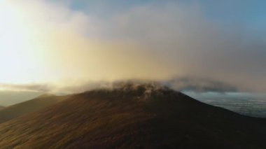 Üzerinde büyük bir bulut olan güzel dağların hava görüntüleri. İrlanda 'daki Glenveagh Ulusal Parkı. Yürüyüş için mükemmel bir yer. Yüksek bir dağda gün batımı. Nakavt Dağları, Tipperary ve