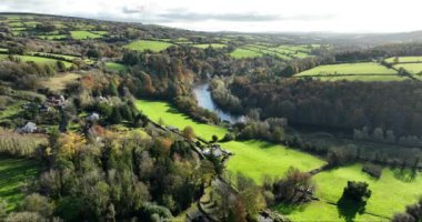 Nehir ve renkli sonbahar ormanı olan manzaralı sonbahar manzarası Kilkenny yakınlarında İrlanda sonbaharı. Kırsal kesimde özel evler. Nore Nehri 'nin muhteşem manzarası. Güzel bir manzara.
