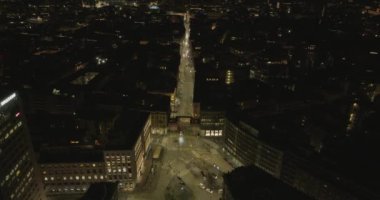 İtalya 'nın Milano kentindeki boş Navigli bölgesinin havadan görüntüsü. Coronavirus sırasında gece gökyüzünde uçan insansız hava aracından kaynaklanan Naviglio Grande su kanalı. Milano, İtalyan şehri ve ışıklandırmalı şehir manzarası