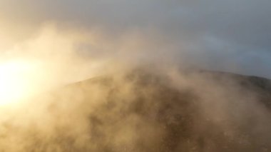 Üzerinde büyük bir bulut olan güzel dağların hava görüntüleri. İrlanda 'daki Glenveagh Ulusal Parkı. Yürüyüş için mükemmel bir yer. Yüksek bir dağda gün batımı. Nakavt Dağları, Tipperary ve