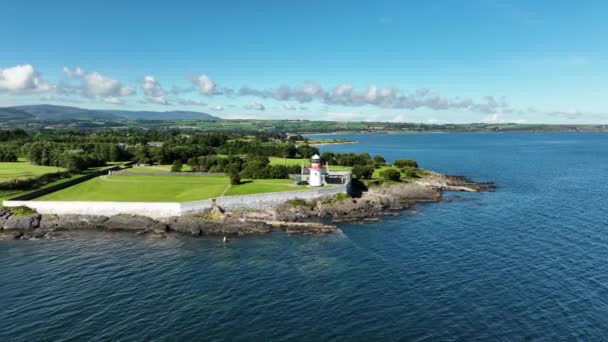근처의 아름다운 해안선 해안의 배경에 등대와 해안선 Ballinacourty Lighthouse의 — 비디오