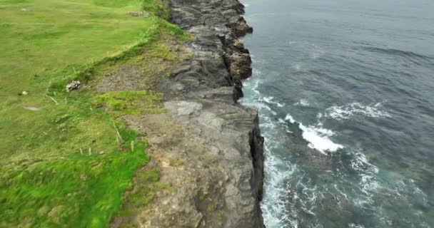 Ondas Oceânicas Lavam Costa Rochosa Aerial Irlanda Atração Turística Rural — Vídeo de Stock