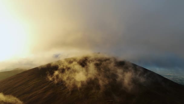 Imágenes Aéreas Una Hermosa Montaña Con Una Gran Nube Parte — Vídeo de stock