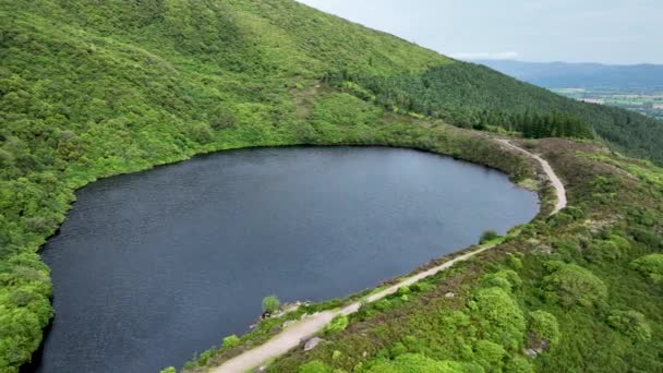 高山上的一个高山湖 青山中间的山湖 爱尔兰蒂珀拉里县克洛欣湾湖 湖面坐落在一座斜坡上 在山下巨浪的中央 — 图库视频影像