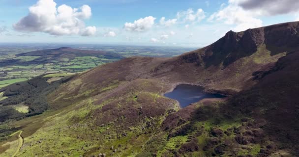 Pemandangan Udara Lough Ouler Dari Gunung Tonelagee Danau Pegunungan Tengah — Stok Video