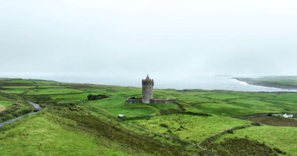 Légi Kilátás Gyönyörű Doonagore Kastélyra Írország Nyugati Partjainál Híres Turisztikai — Stock videók