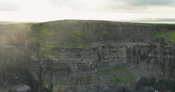 해돋이에 아일랜드의 해안에서 Moher의 아름다운 Obriens 구름에서 보입니다 인상적인 클레어 — 비디오