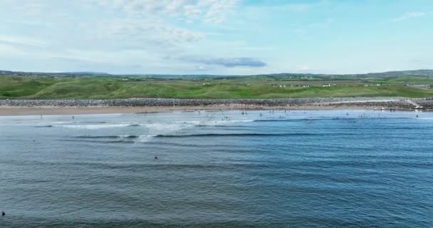 Liten Surfstad Lehinch Irland Som Ligger Grevskapet Clare Några Surfare — Stockvideo