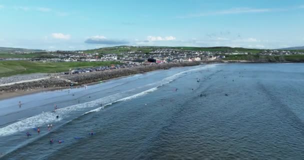 小さなサーフィン街 リーチンはアイルランドの村で クレア郡にある いくつかのサーファーはアイルランドの海岸で秋の波をテストします カメラは雲に上がっていく ラヒンチは小さな町に — ストック動画