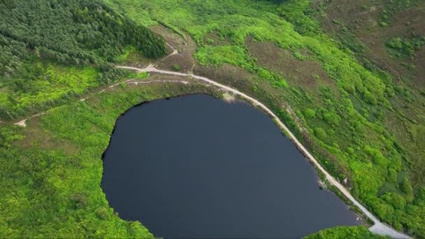 Vzdušný Výhled Lough Ouler Hory Tonelagee Horské Jezero Uprostřed Zelených — Stock video