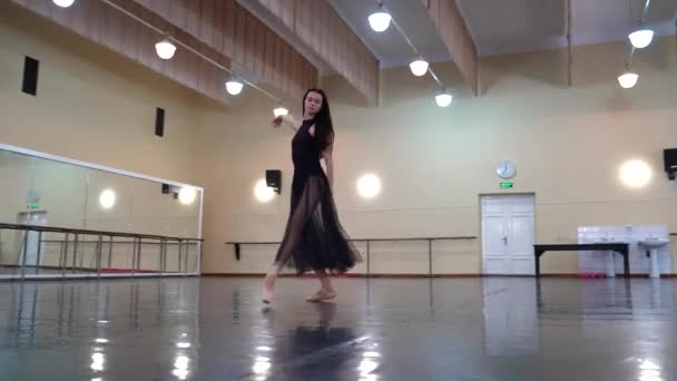 Professionele Ballerina Een Zwarte Jurk Danst Een Grote Trainingshal Een — Stockvideo
