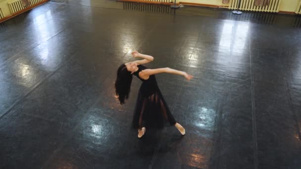 Professionele Ballerina Puntschoenen Zwarte Balletjurk Toont Prachtige Danspasjes Gracieuze Ballerina — Stockvideo