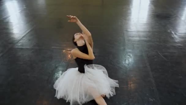 Professionele Ballerina Puntschoenen Zwarte Balletjurk Toont Prachtige Danspasjes Prima Ballerina — Stockvideo