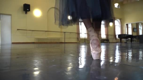 Primer Plano Bailarina Ballet Mientras Practica Ejercicios Escenario Estudio Oscuro — Vídeos de Stock