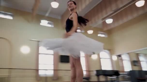 Prima Ballerina Verzorgt Cirkelvormige Bewegingen Het Midden Van Balletzaal Laat — Stockvideo