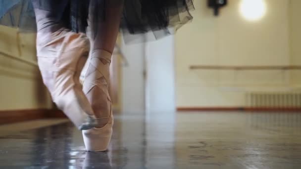Sluiten Van Balletdanseres Als Oefeningen Doet Het Donkere Podium Studio — Stockvideo