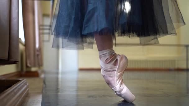 Close Van Benen Van Een Ballerina Puntschoenen Dansend Vloer Ballerina — Stockvideo