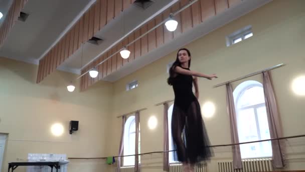 Професійна Балерина Чорній Сукні Танцює Великому Тренувальному Залі Балерина Танцює — стокове відео