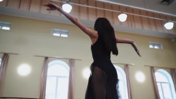 Prima Ballerina Puntschoenen Zwarte Balletjurk Toont Mooie Danspasjes Gracieuze Ballerina — Stockvideo