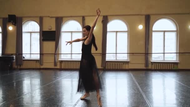 Een Professionele Ballerina Toont Arabesque Voor Een Groot Raam Van — Stockvideo