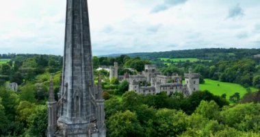 4K 'da yeşil tepelerin ve ağaçların arka planına karşı antik bir kale. Lismore Kalesi ve Knockmealdown Dağları Waterford Ireland 'ın verimli kırsalında Antik Doğu' da. Waterford 'daki Lismore Kalesi