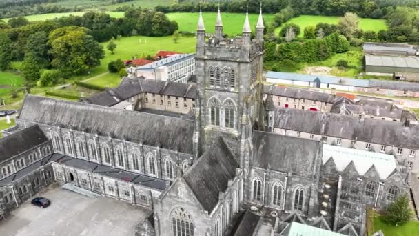 飞过修道院 高山上的古老建筑 18世纪爱尔兰古老的修道院 Melleray修道院修道院座落在诺克迈勒的斜坡上 — 图库视频影像