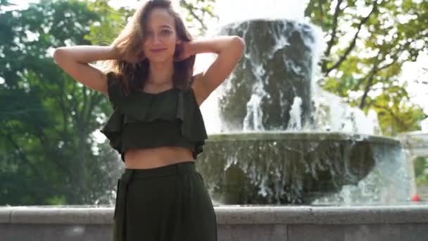 Красивая Женщина Фонтана Парке Девушка Расчесывает Волосы Медленное Движение Модное — стоковое видео