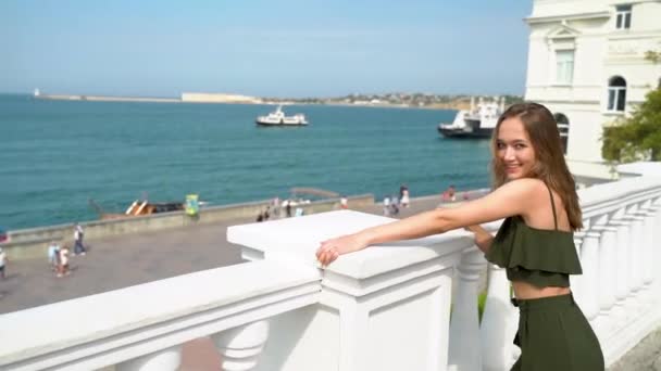 Красивая Женщина Летнем Костюме Прогуливается Заднем Плане Набережной Фоне Моря — стоковое видео