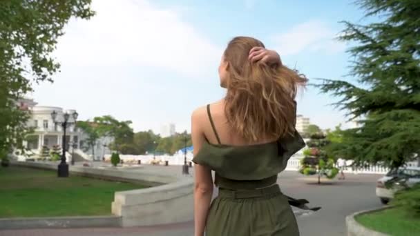 Visão Traseira Turista Jovem Mulher Adulta Caminhando Pela Rua Europeia — Vídeo de Stock