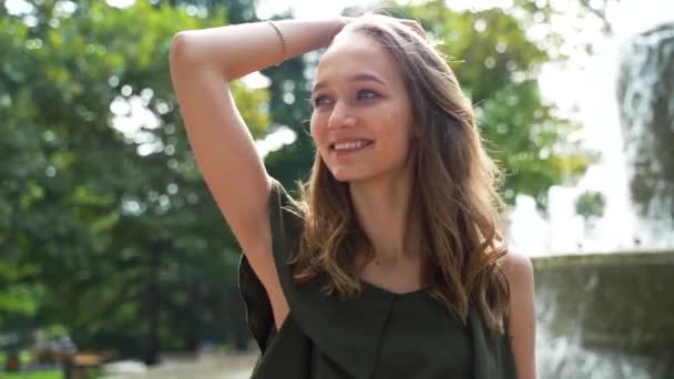 Uśmiechnięta Kobieta Przy Fontannie Parku Dziewczyna Czesająca Włosy Zwolniony Ruch — Wideo stockowe