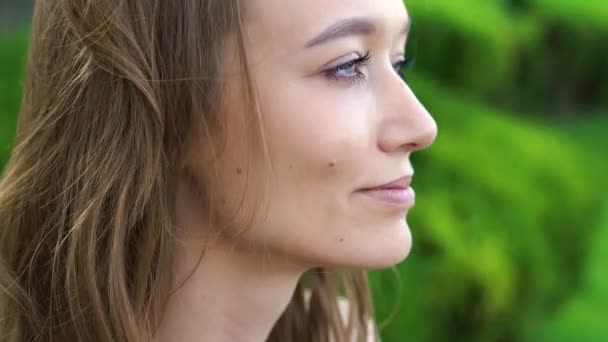 Zbliżenie Portret Atrakcyjnej Kobiety Przed Strefą Parkową Uśmiechnięta Dziewczyna Wiatr — Wideo stockowe