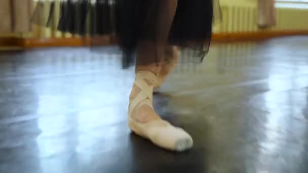Balerina Szpiczastych Butach Idzie Stronę Kamery Tancerze Zamykają Nogi Nogi — Wideo stockowe