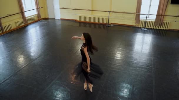Прима Балерина Виконує Кругові Рухи Центрі Балету Показує Красиві Танцювальні — стокове відео