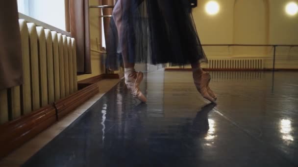 Ноги Балерини Повному Взутті Танцюють Підлозі Балерини Під Час Репетиції — стокове відео