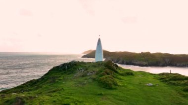 Baltimore Beacon 'ın 4K insansız hava aracı görüntüsü ve Baltimore Coast Cork Ireland' ın sahil kayalıkları. Güzel bir yer. Baltimore Beacon 'da gün batımında. Güney Batı Cork. Baltimore Beacon, uyarının bir parçası