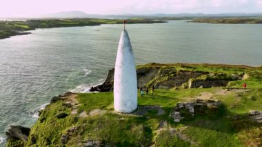 Baltimore Beacon 'ın günbatımında 360 derecelik hava manzarası. Güney Batı Cork 'ta. Baltimore Beacon, İrlanda 'nın Cork ilçesinin limanının girişinde beyaz boyalı taş kule
