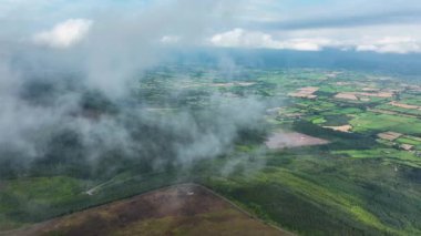 Havadan. Dağların tepesinde bulutların üzerinde uçuyor. Dağların üzerinden uçmak, dağların üzerinden uçmak. Dağlarda bulutlu bir manzara. Yüksek kalite 4k görüntü