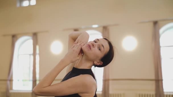 Ett Porträtt Professionell Balettdansare Kvinna Dansstudio Balettklassträning Balettskolekoncept Ballerina Virvlar — Stockvideo