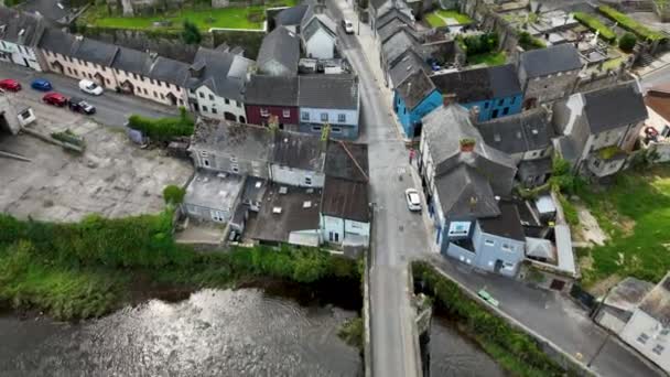 苏厄尔的爱尔兰古城卡里克的头像 河畔一个小镇的全景 在多云的天气里 在高山的衬托下 这座城市从高处屹立不倒 一个风景如画的小镇 — 图库视频影像