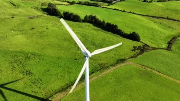 Grande Éolienne Avec Pales Sur Champ Vert Vue Aérienne Vallée — Video