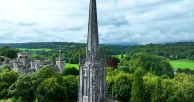 4K 'da yeşil tepelerin ve ağaçların arka planına karşı antik bir kale. Lismore Kalesi ve Knockmealdown Dağları Waterford Ireland 'ın verimli kırsalında Antik Doğu' da. Waterford 'daki Lismore Kalesi