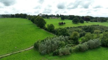 Havadan. Yeşil çimlerin üzerinde bir malikane. Kiralık ev. Köy evi ya da köy evi. Yeşil çimlerin üzerinde şık bir ev. Doğanın arka planına karşı köy ikametgahı. İrlanda Kır Evi ve Bahçeleri
