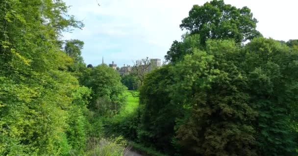 河边一座有名的城堡 日落时绿树成荫 利斯莫尔城堡和落叶山脉位于沃特福德荒原的繁茂乡村古老的东方 沃特福德的利索莫城堡 — 图库视频影像