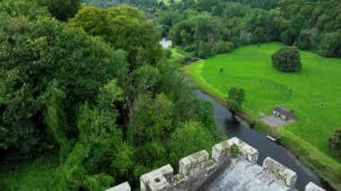 Havadan. Nehrin kenarında yeşil ağaçlara sarılı güzel bir kale. Kralların Evi. Lismore Kalesi ve Knockmealdown Dağları Waterford Ireland 'ın verimli kırsalında Antik Doğu' da. Lismore