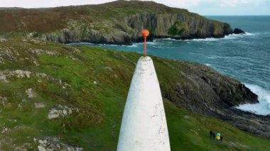 Baltimore Beacon 'ın günbatımında 360 derecelik hava manzarası. Güney Batı Cork 'ta. Baltimore Beacon, İrlanda 'nın Cork ilçesinin limanının girişinde beyaz boyalı taş kule