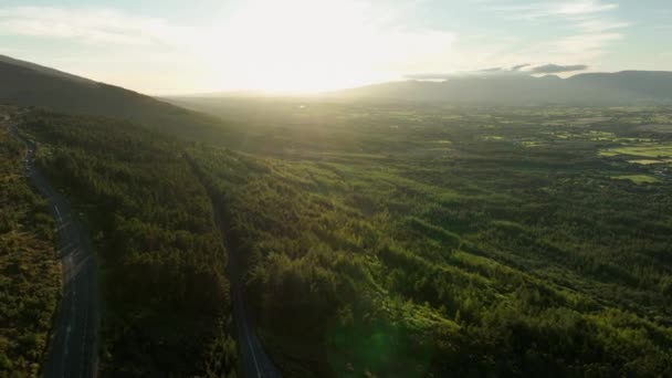 Pôr Sol Nas Montanhas Encostas Verdes Montanha Terreno Florestal Meio — Vídeo de Stock
